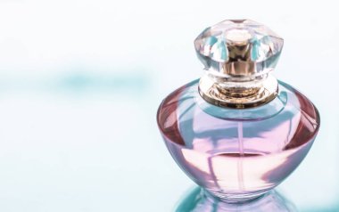 Parlak arka planda pembe parfüm şişesi, tatlı çiçek kokusu, gl