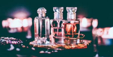 Parfüm şişeleri ve gece kaliteli koku, aroma kokusu, fra