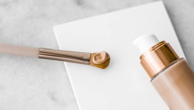 Makyaj şişesi ve mermer, makyaj fırçası