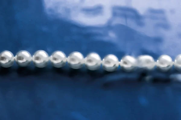 해안 보석 류, 푸른 물을 배경으로 한 진주 목걸이 — 스톡 사진