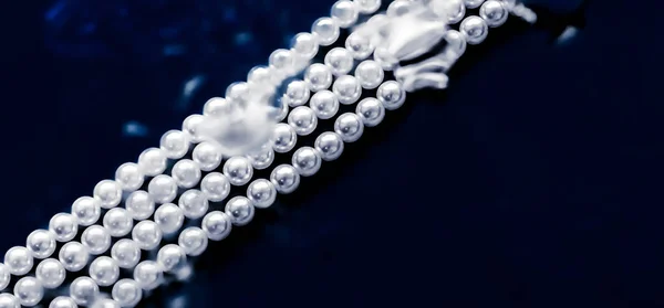 Мода на прибережні ювелірні вироби, перлове намисто під синьою водою backg — стокове фото