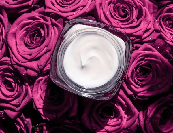 Crema facial hidratante de la piel en rosas rosas flores, skinca de lujo — Foto de Stock