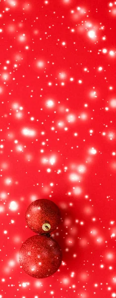 Natal bugigangas no fundo vermelho com brilho de neve, luxo wi — Fotografia de Stock