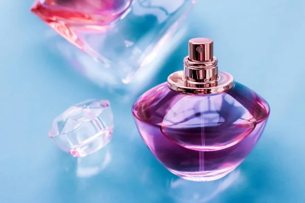 Różowa butelka perfum na błyszczącym tle, słodki kwiatowy zapach, gl — Zdjęcie stockowe