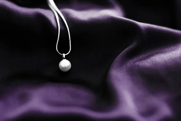 Collier de perles en or blanc de luxe sur fond de soie violet foncé , — Photo