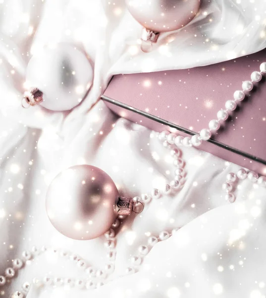 Natal mágico feriado fundo, bugigangas festivas, blush rosa — Fotografia de Stock