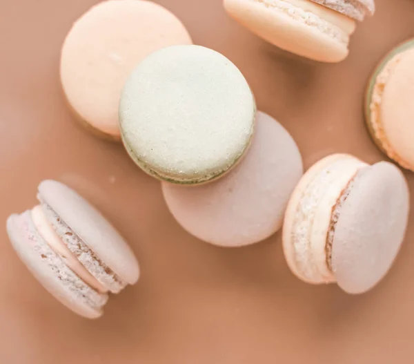 Macarrones franceses sobre fondo beige crema, café chic parisino d — Foto de Stock