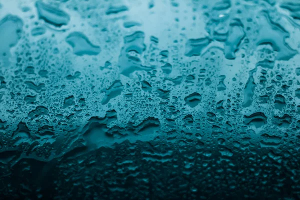 Texture de l'eau fond abstrait, gouttes d'aqua sur verre turquoise — Photo