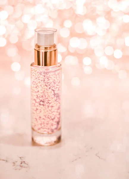 Gel base maquillaje de vacaciones, emulsión de suero, frasco de loción y rosa —  Fotos de Stock