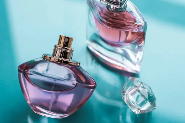 Bottiglia di profumo rosa su sfondo lucido, dolce profumo floreale, gl — Foto Stock