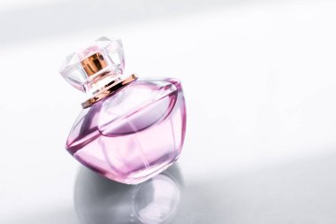 Parlak arka planda pembe parfüm şişesi, tatlı çiçek kokusu, gl