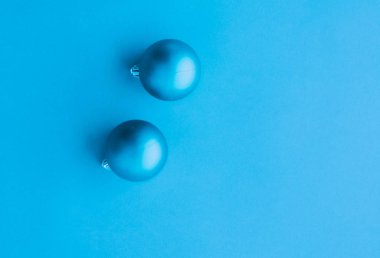 Mavi flatlay fon üzerinde Noel baubles, lüks kış holida