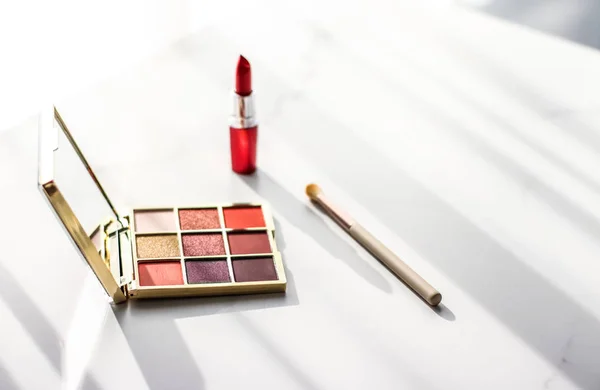 Cosmetici, set di prodotti per il trucco su tavolo da trucco in marmo, rossetto , — Foto Stock