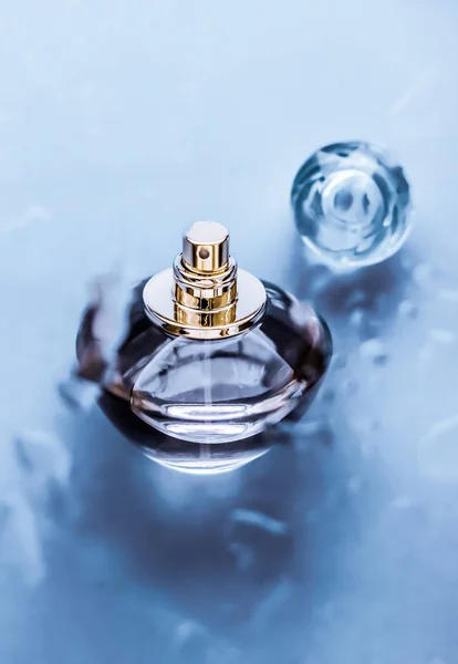 Parfum fles onder blauw water, frisse zee kust geur als glam — Stockfoto