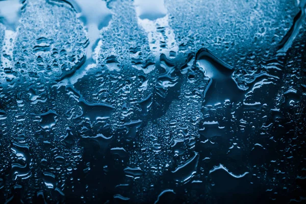 Water textuur abstracte achtergrond, aqua druppels op blauw glas als s — Stockfoto