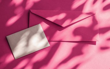 Flatlay model tasarımı olarak güzellik markası kimliği, bir kartvizit...