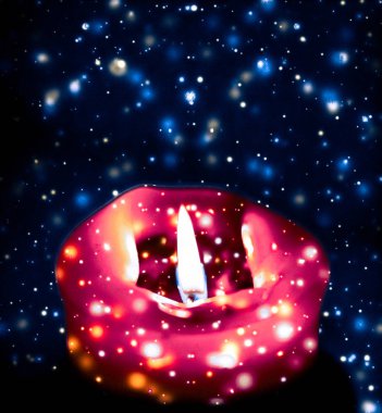 Mavi köpüklü kar arka plan kırmızı tatil mum, lüks 