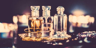 Parfüm şişeleri ve gece kaliteli koku, aroma kokusu, fra
