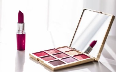 Kozmetik, makyaj malzemeleri mermer makyaj masasında, ruj.,