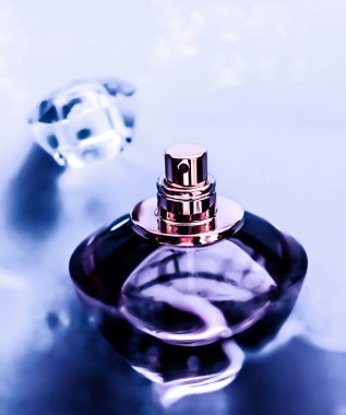 Mor suyun altında parfüm şişesi, kız gibi tatlı deniz kıyısı kokusu.