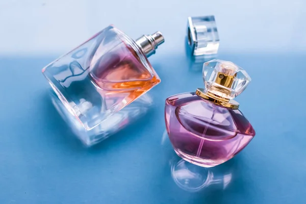 Flacon de parfum rose sur fond brillant, parfum floral doux, gl — Photo