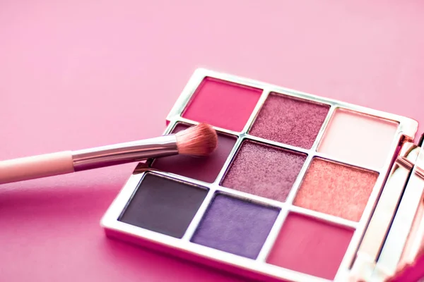 Palette ombretto e pennello per il trucco su sfondo rosa, ombretto — Foto Stock