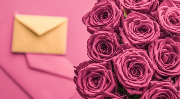 Tatil aşk mektubu ve çiçek teslimatı, lüks bir buket gül. — Stok fotoğraf