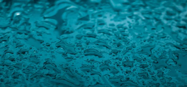 Texture de l'eau fond abstrait, gouttes d'aqua sur verre turquoise — Photo