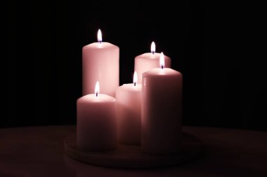 Aromatik pembe çiçekli mumlar gece, Noel, Yeni Yıl 