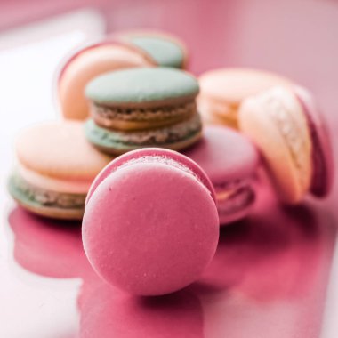 Pastel pembe arka planda Fransız kurabiyeleri, Paris 'in şık kahvesi.