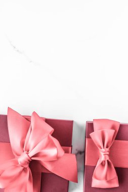 Mercan hediye kutusu mermer arka planda ipek yay, kız bebek sho