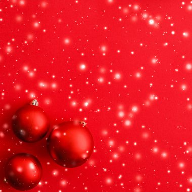 Kar glitter, lüks wi ile kırmızı arka plan üzerinde Noel baubles