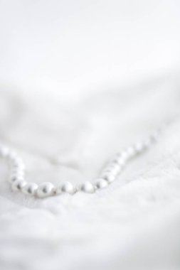 Kış tatili mücevher modası, kürklü inci kolye.