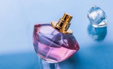 Parlak arka planda pembe parfüm şişesi, tatlı çiçek kokusu, gl