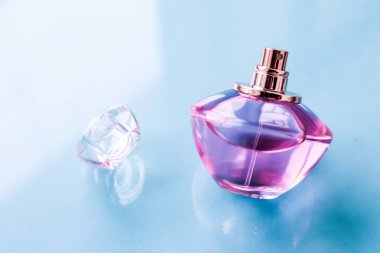Parlak arka planda pembe parfüm şişesi, tatlı çiçek kokusu, gl
