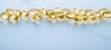 Sağlıklı beslenme için D vitamini ve Omega 3 hapları.