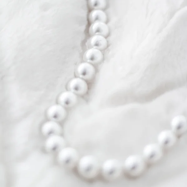 Bijoux de vacances d'hiver mode, collier de perles sur la fourrure backgrou — Photo