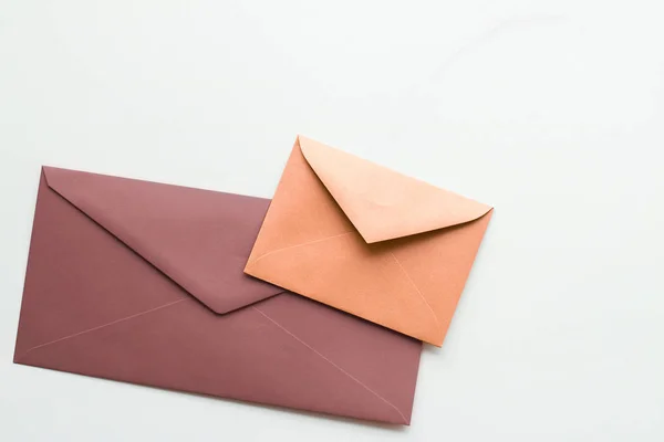 Порожні паперові конверти на мармуровому пласкому фоні, святкові листи — стокове фото