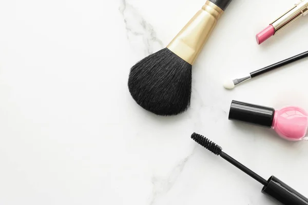 Make-up dan produk kosmetik pada marmer, latar belakang flatlay — Stok Foto