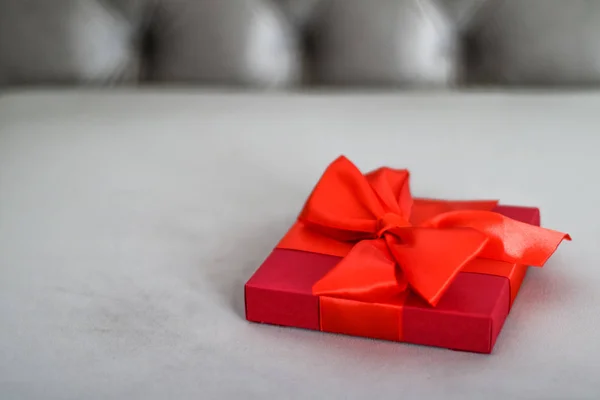 Caja de regalo roja de vacaciones de lujo con cinta de seda y lazo, Navidad — Foto de Stock