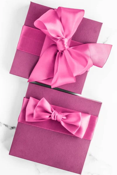 Różowe pudełko z jedwabną kokardą na marmurowym tle, dziewczyna baby show — Zdjęcie stockowe