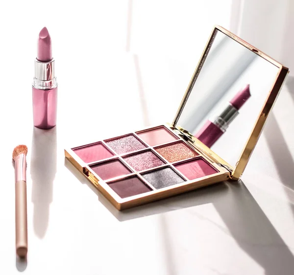 Cosmetica, make-up producten op marmeren kaptafel, lippenstift, — Stockfoto