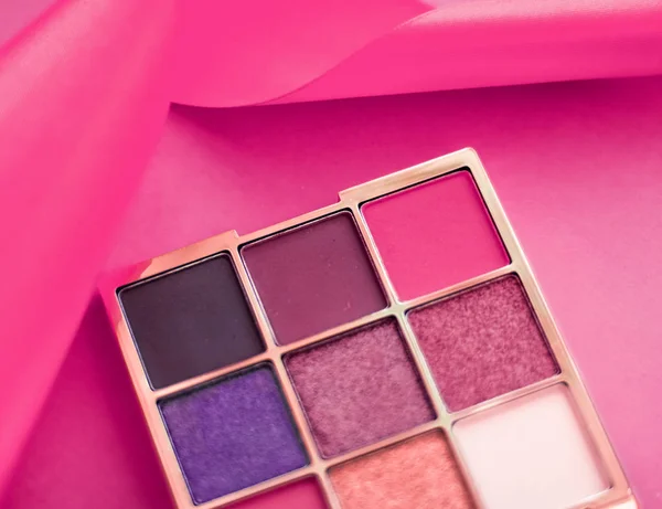 Eyeshadow palette and make-up brush on pink background, eye shad — Stock Photo, Image