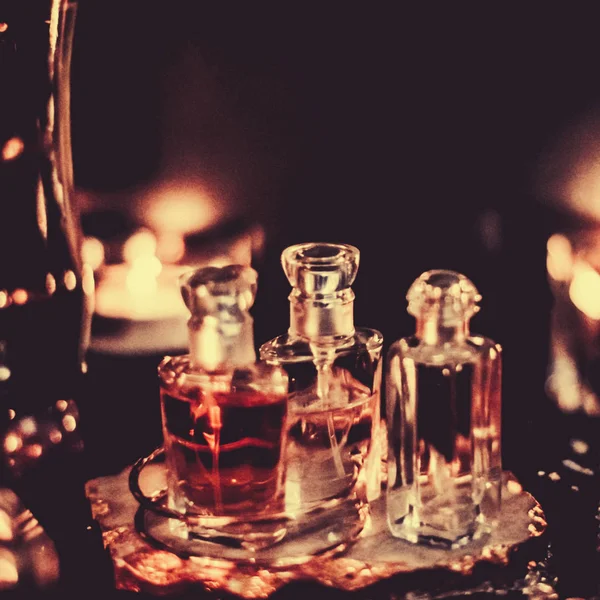 Parfüm şişeleri ve gece kaliteli koku, aroma kokusu, fra