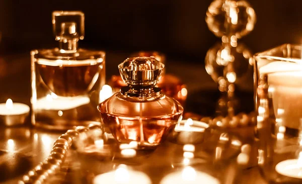 Flacon de parfum et parfum vintage sur table de vanité glamour à — Photo