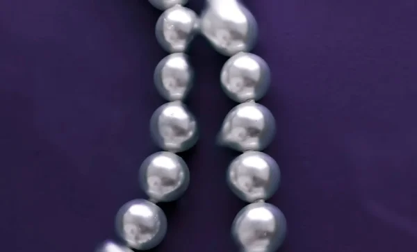 Pobřežní bižuterní móda, perlový náhrdelník pod fialovou vodní taškou — Stock fotografie