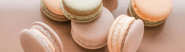 Macaron francesi su sfondo beige crema, caffè chic parigino d — Foto Stock