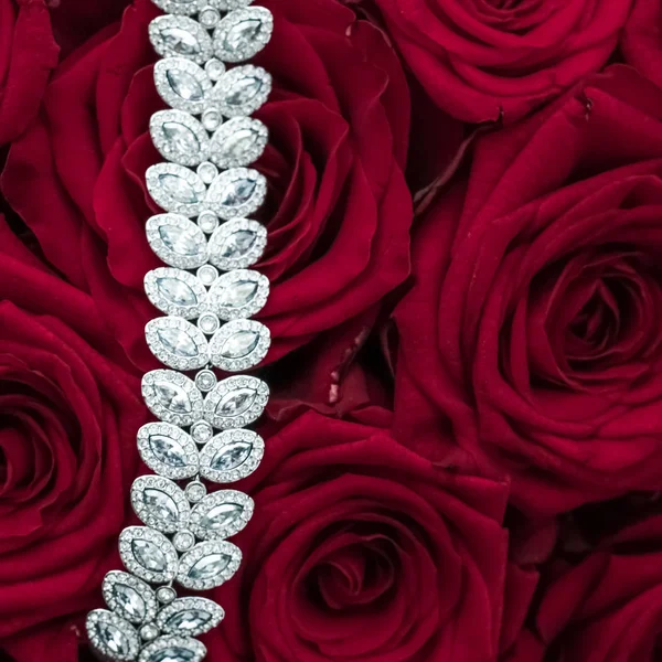 럭셔리 다이아몬드 보석 팔찌와 빨간 장미 꽃, 사랑 선물 — 스톡 사진