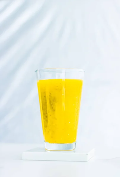 Szklanka żółtego soku owocowego Smoothie z nasion Chia do diety de — Zdjęcie stockowe