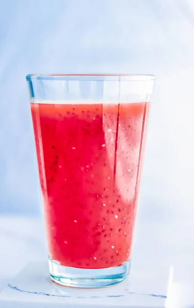 玻璃杯中的浆果果汁，纯果子酱加奇亚调味 — 图库照片